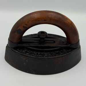 Antique Enterprise Manufacturing Co of Phila Pa Sad Iron No 50 Size 3